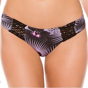 ❌ SOLD ❌ Acacia modern pacific poppy bottoms